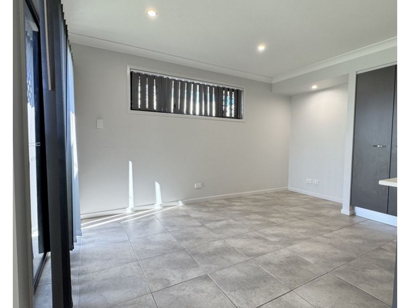 11 Starling St, Deebing Heights QLD 4306