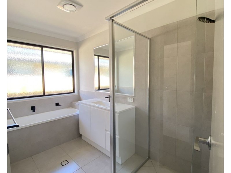 43 Mackellar way, Walloon QLD 4306