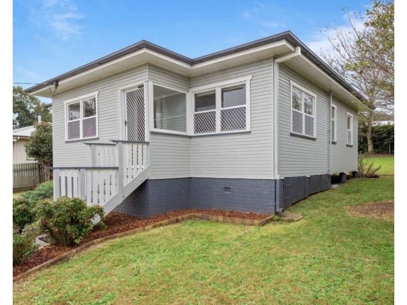 17 Geoffery St, Mount Lofty QLD 4350