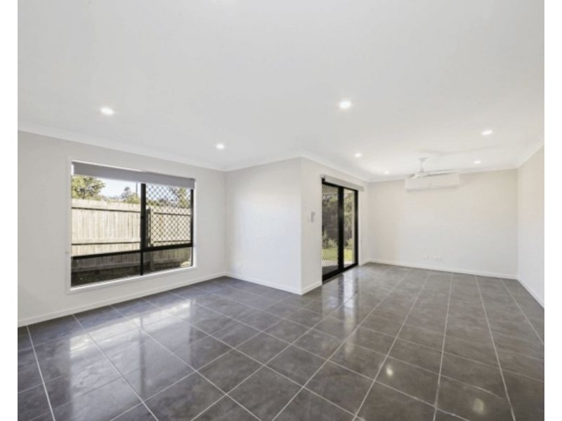 73 Pepper Tree Dr, Holmview QLD 4207