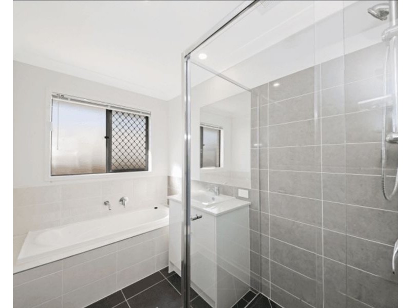 73 Pepper Tree Dr, Holmview QLD 4207