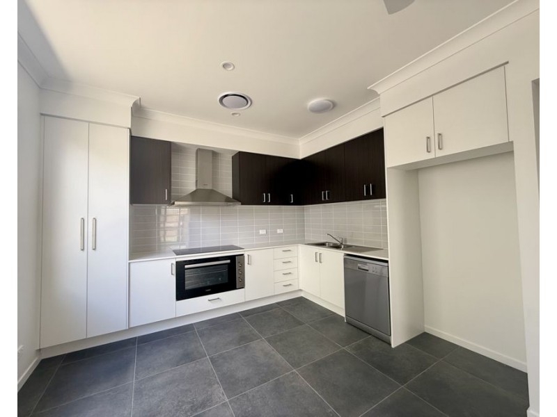 1/34 Carousel Street, Hillcrest QLD 4118