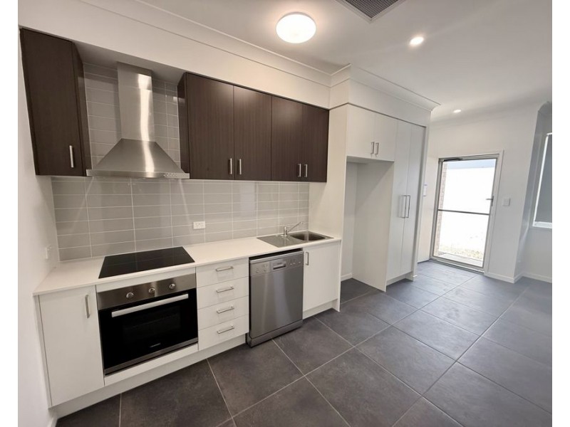 2/34 Carousel Street, Hillcrest QLD 4118