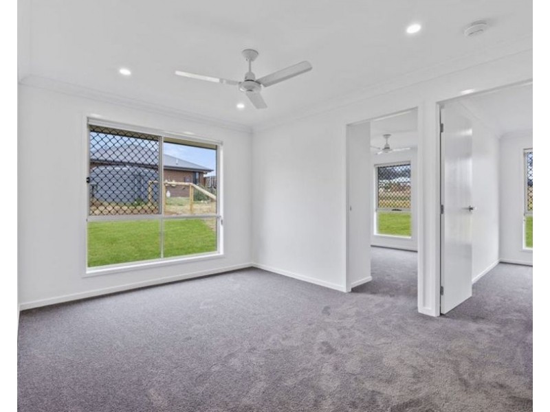 28 Harvest Rd, Meringandan West QLD 4352