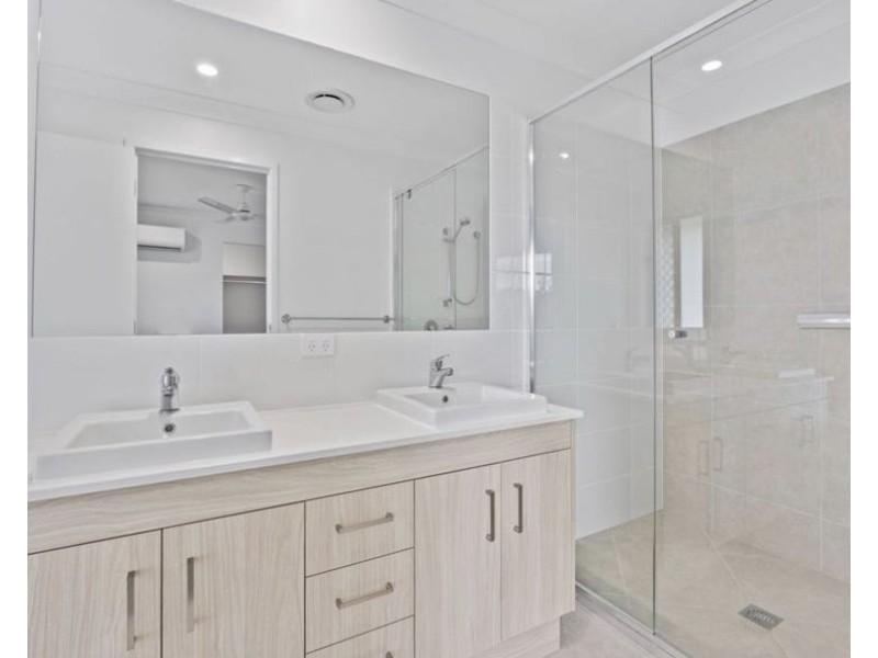 28 Harvest Rd, Meringandan West QLD 4352