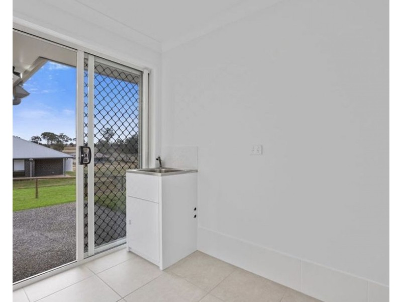 28 Harvest Rd, Meringandan West QLD 4352