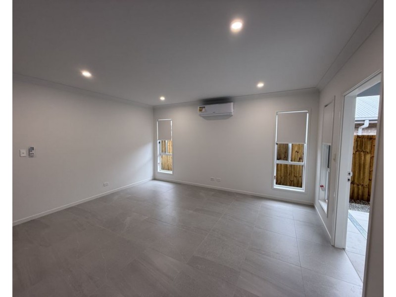 2/10 Basalt Road, Greenbank QLD 4124