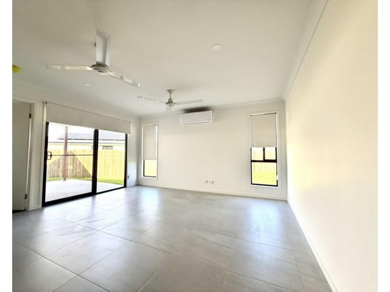 1/5 Pinot St, Logan Reserve QLD 4133