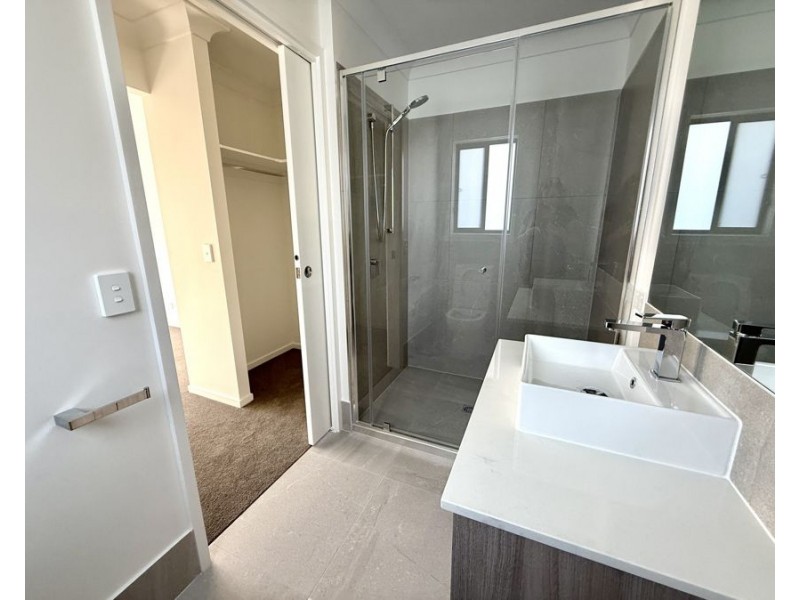 1/5 Pinot St, Logan Reserve QLD 4133