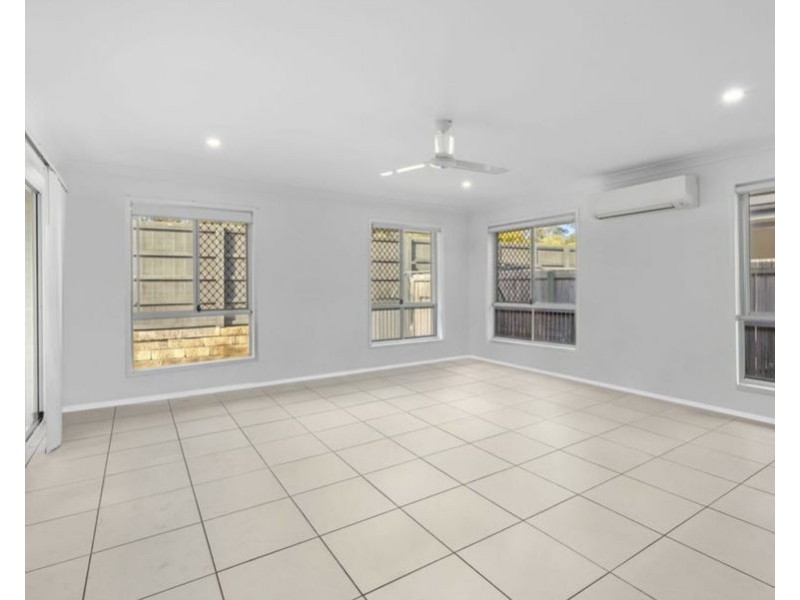 8 Jackson Place, Greenbank QLD 4124