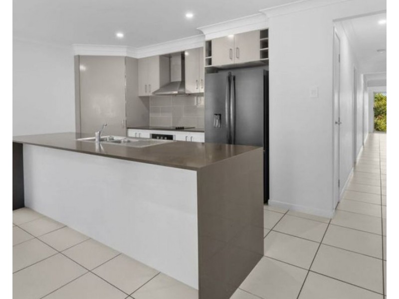 8 Jackson Place, Greenbank QLD 4124