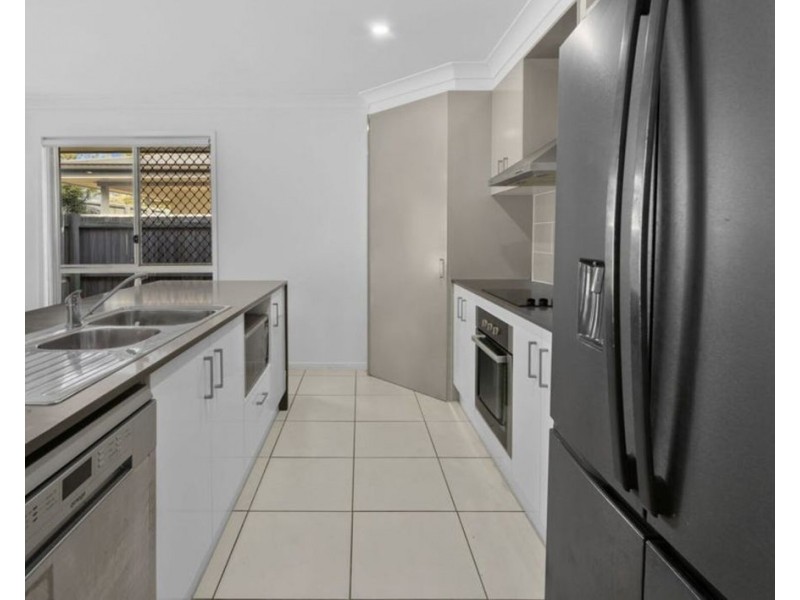 8 Jackson Place, Greenbank QLD 4124