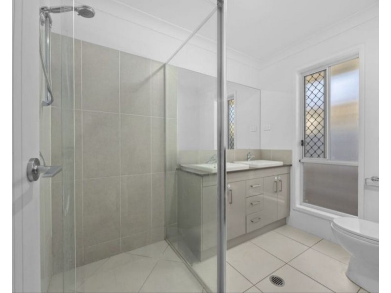 8 Jackson Place, Greenbank QLD 4124