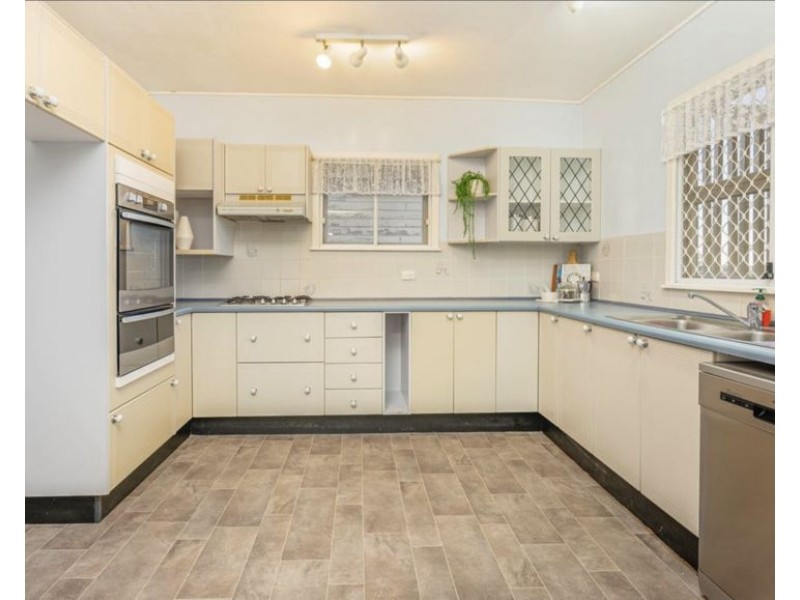 10 Chelmsford Avenue, Ipswich QLD 4305