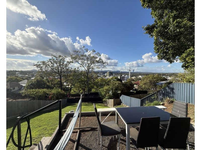 10 Chelmsford Avenue, Ipswich QLD 4305