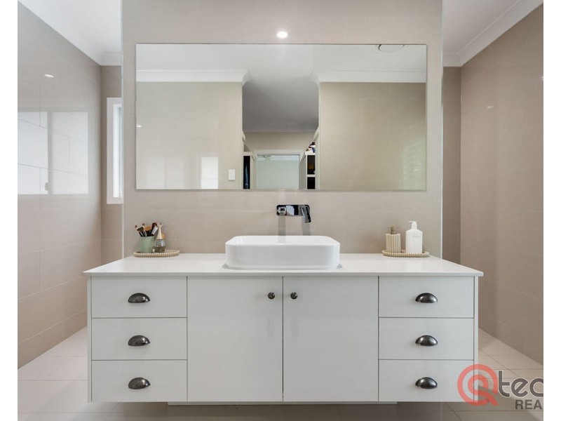 3 Walsh Street, Newtown QLD 4305