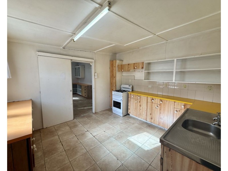 295 James St, Newtown QLD 4350