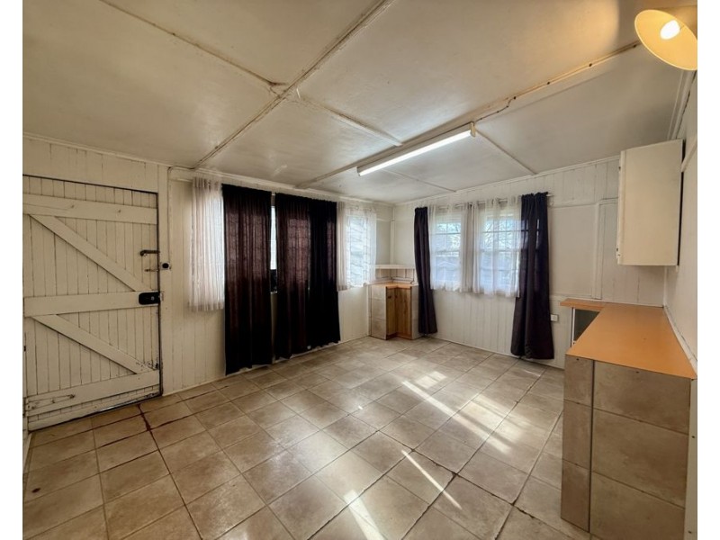 295 James St, Newtown QLD 4350