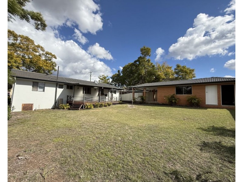30 Lloyd George St, Eastern Heights QLD 4305