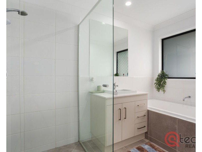 32 Harvest Road, Meringandan West QLD 4352