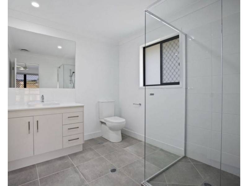 32 Harvest Rd, Meringandan West QLD 4352