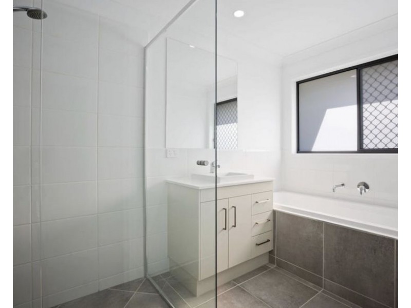 32 Harvest Rd, Meringandan West QLD 4352