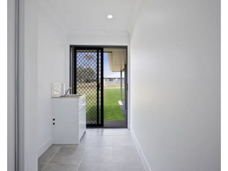 32 Harvest Rd, Meringandan West QLD 4352
