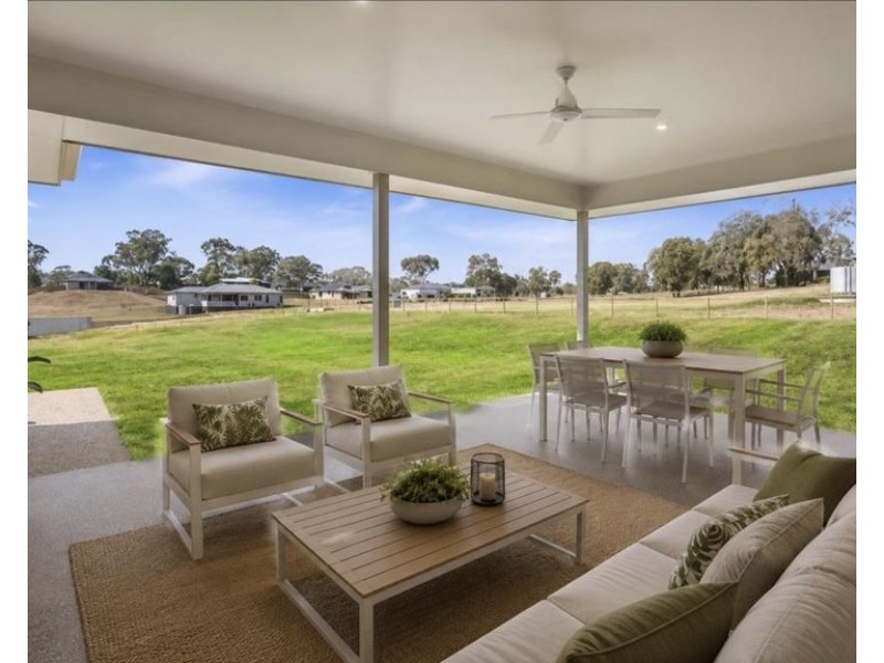 32 Harvest Rd, Meringandan West QLD 4352