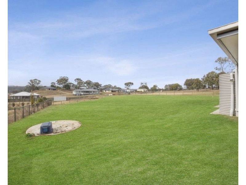 32 Harvest Rd, Meringandan West QLD 4352