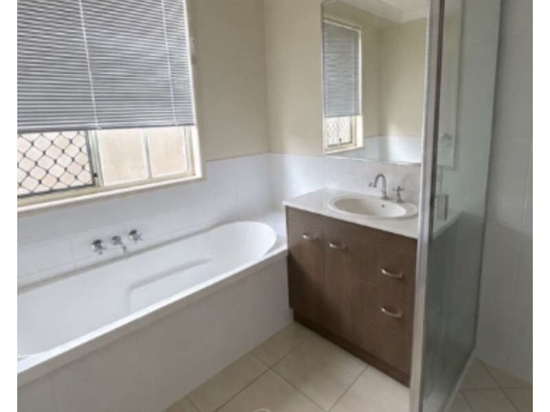 1 Donald Place, Brassall QLD 4305