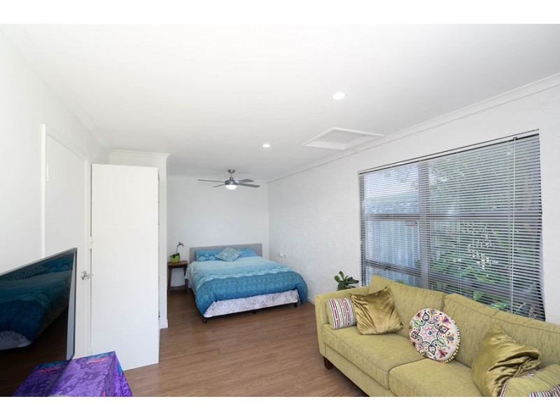 5 Oloway Cr, Alexandra Headland QLD 4572