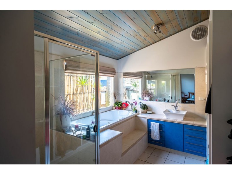 5 Oloway Cr, Alexandra Headland QLD 4572