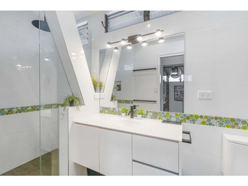 28 Amarina Ave, Mooloolaba QLD 4557