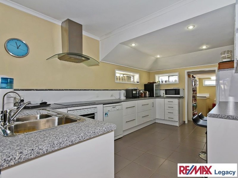 18 Hardiman St, Woody Point QLD 4019
