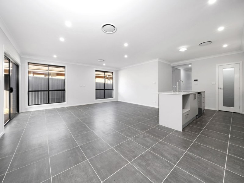 5 Redden Crescent, Riverstone NSW 2765