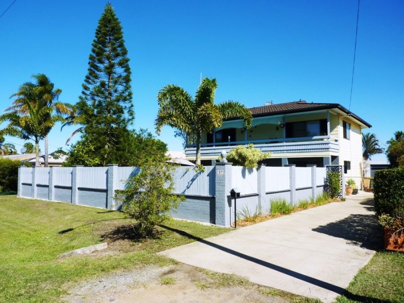 37 Wave Street, Burnett Heads QLD 4670