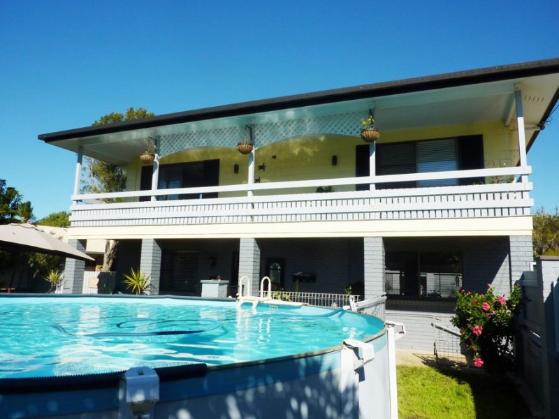 37 Wave Street, Burnett Heads QLD 4670