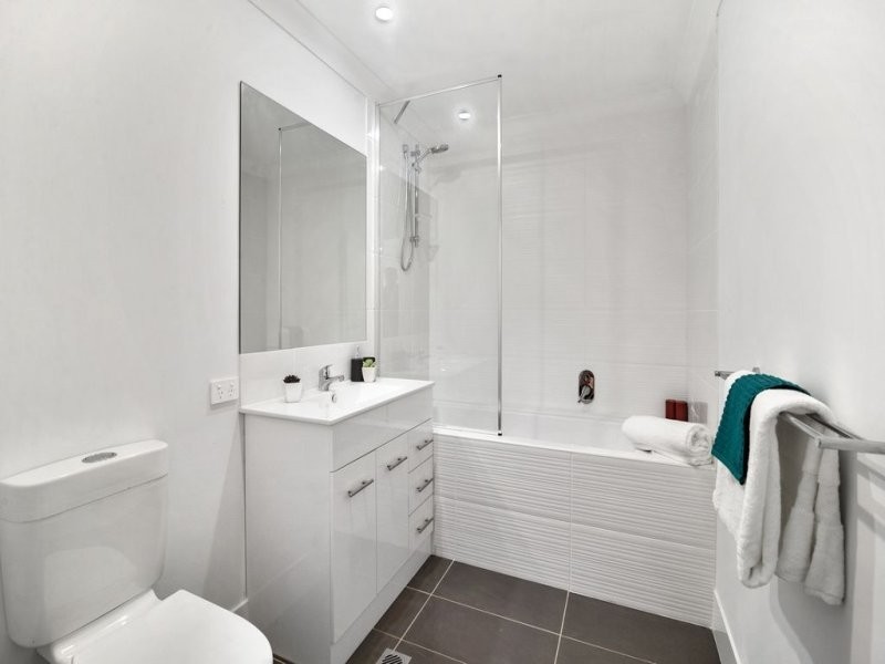 2/278 West Street, Kearneys Spring QLD 4350