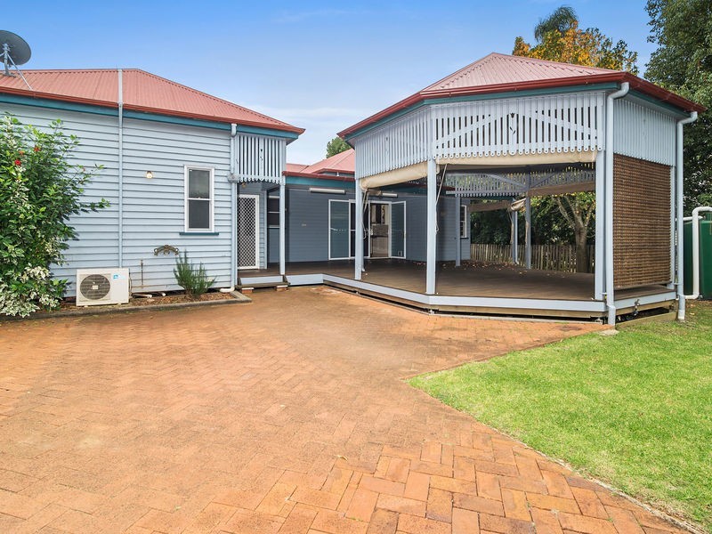 204 Campbell Street, Newtown QLD 4350