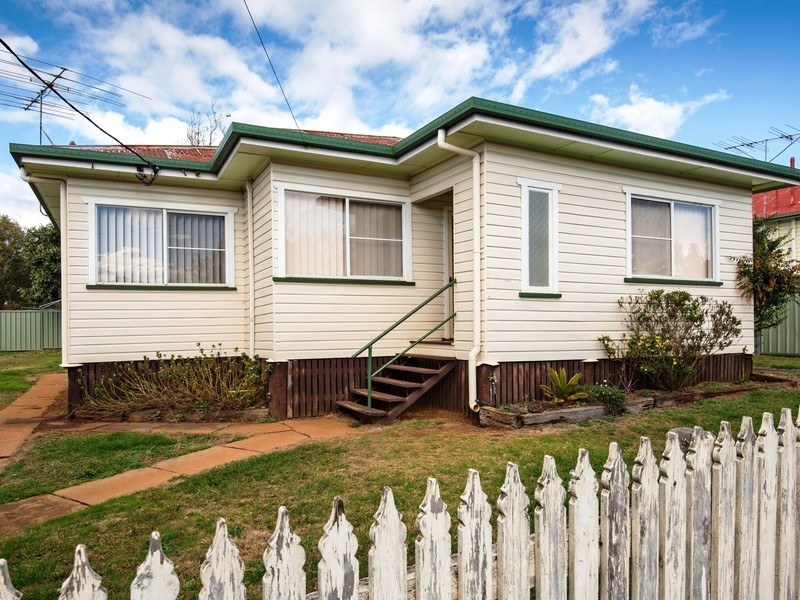 6 Monash Street, Newtown QLD 4350