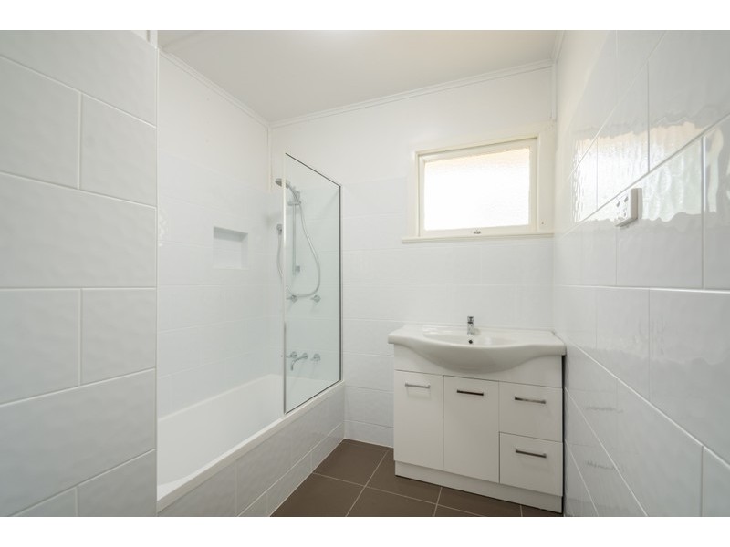 2 Esther Street, Mount Lofty QLD 4350