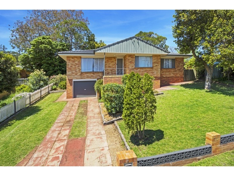 2 Esther Street, Mount Lofty QLD 4350