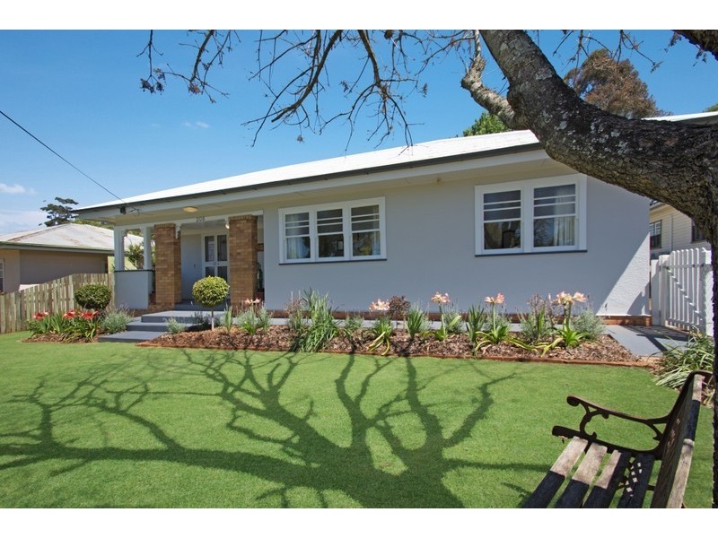 208 Campbell Street, Newtown QLD 4350