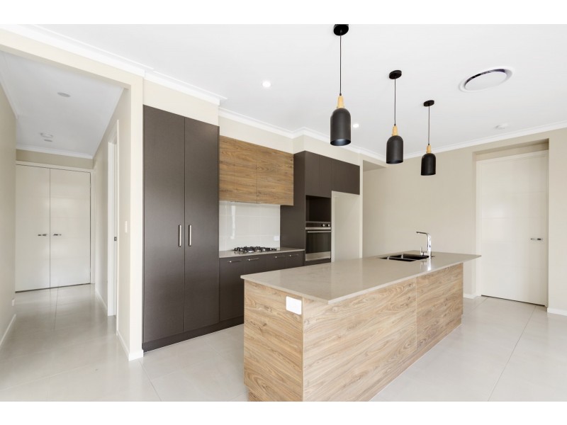 2/27 Yarrow Close, Middle Ridge QLD 4350