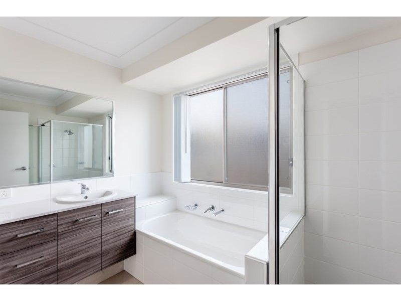 1 & 2/1a Weetwood Street, Newtown QLD 4350