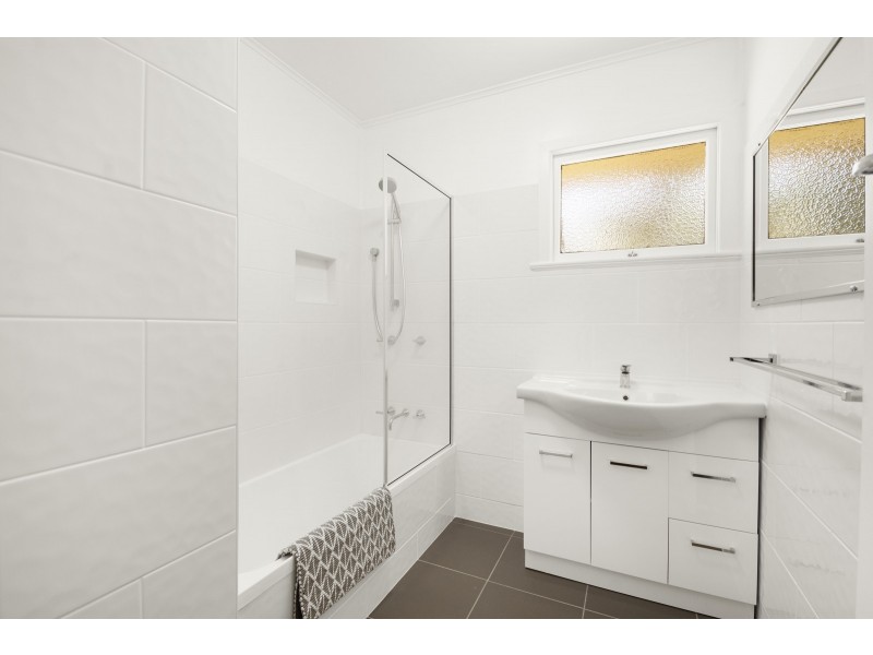 2 Esther Street, Mount Lofty QLD 4350