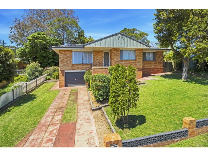 2 Esther Street, Mount Lofty QLD 4350