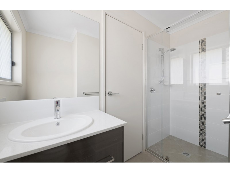 1 Gains Place, Glenvale QLD 4350