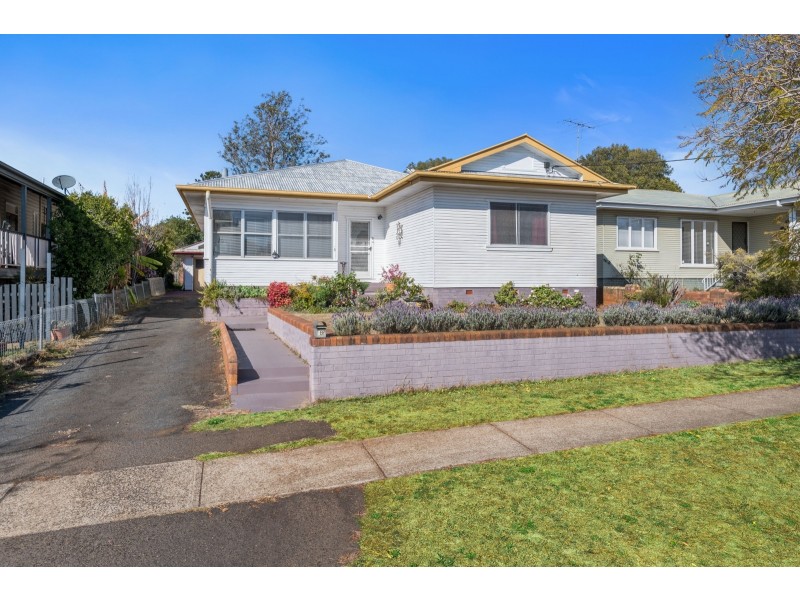 8 Dunne Street, Harristown QLD 4350
