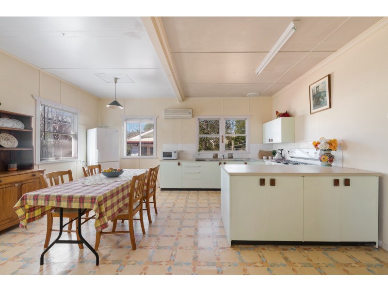 8 Dunne Street, Harristown QLD 4350